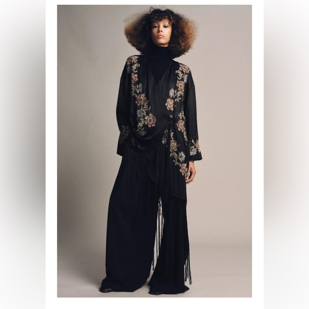 EMBROIDERED FLORAL FRINGED KIMONO - Picture 1 of 3